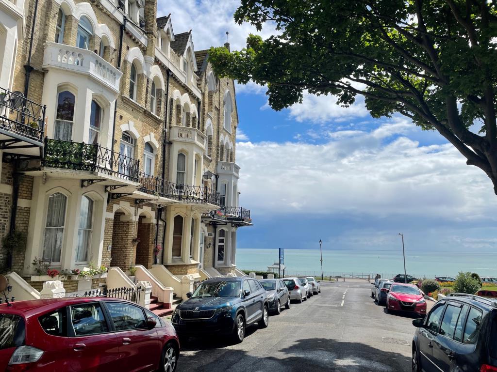 Lot: 100 - FIRST FLOOR BALCONY FLAT - RESIDENTIAL INVESTMENT -